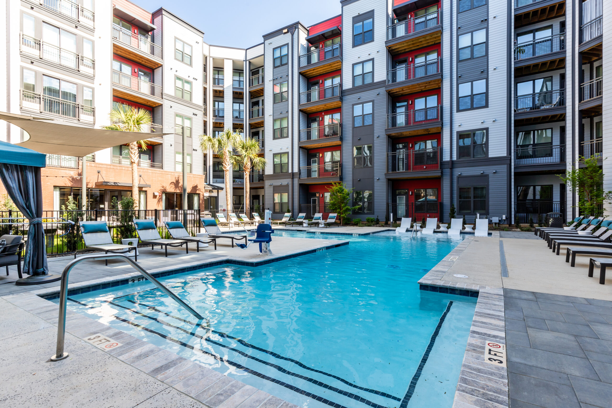 Verde at McCullough Pool courtyard[29855]